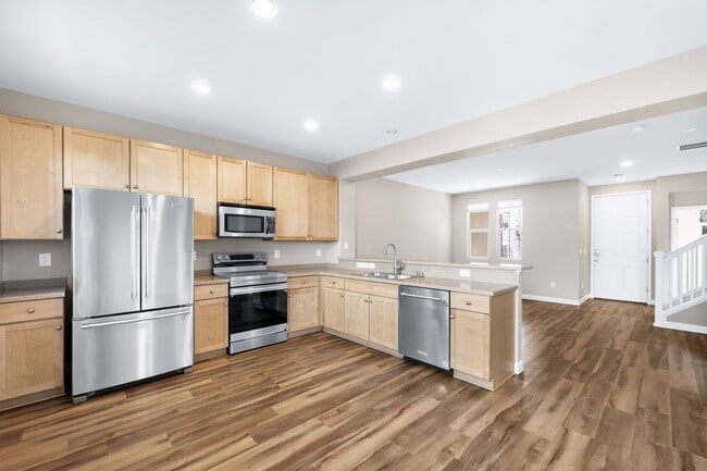 Building Photo - 3BD, 2.5BA Englewood Townhome with 2-Car Garage