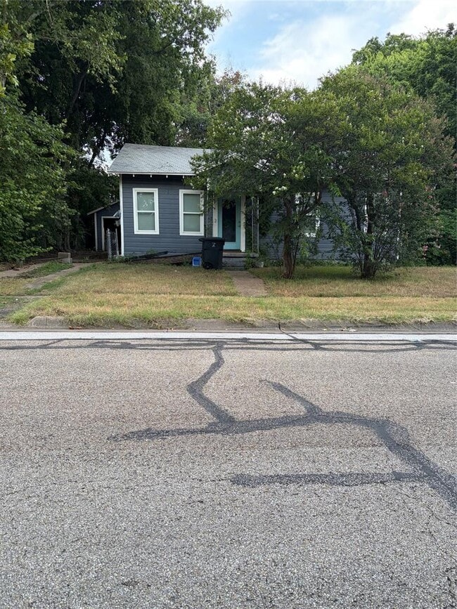 Building Photo - 907 Attas Ave