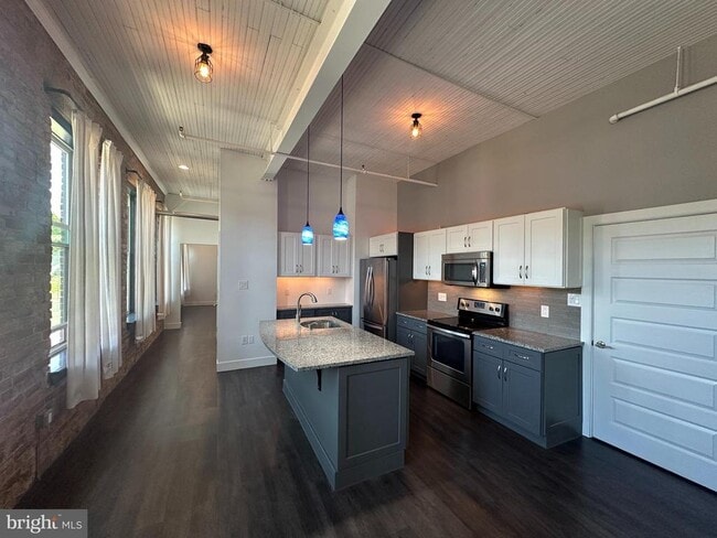 820 W Market St Unit 2A