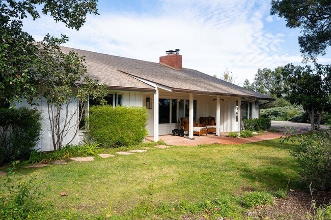 Building Photo - 724 N Refugio Rd