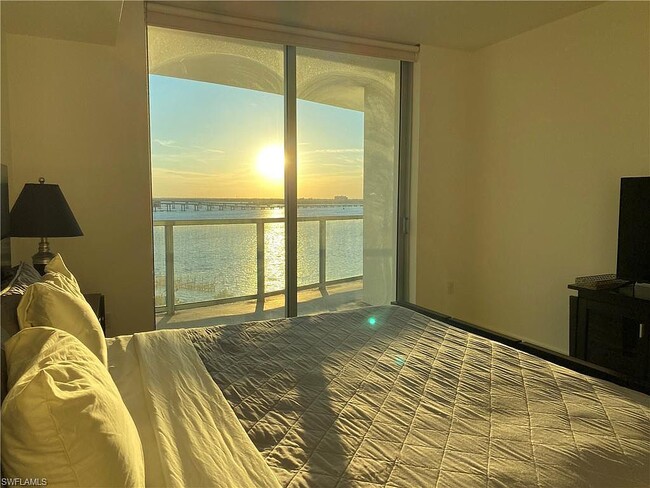 Dormitorio principal con vistas al río y al atardecer. - 2825 Palm Beach Blvd Unidad 2004