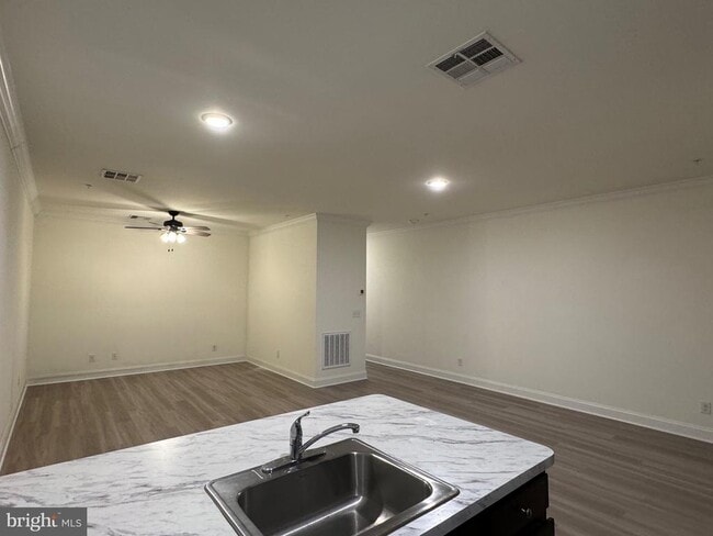 Building Photo - 1812 Main St Unit 202