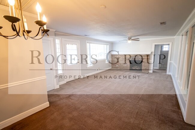 Photo - 305 White Oak Dr