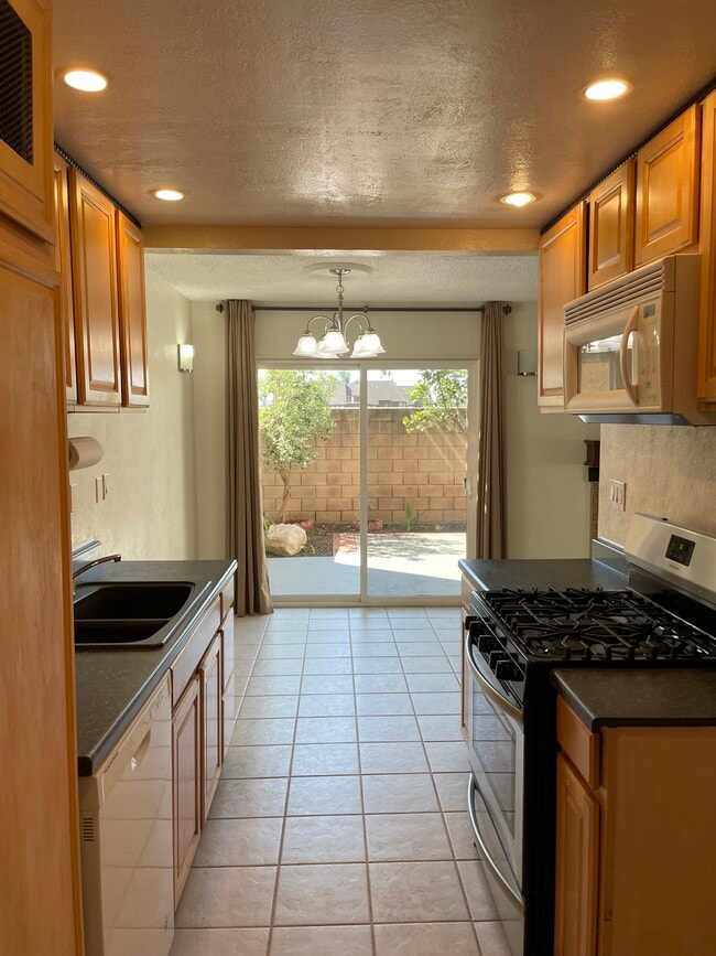 Kitchen with view of back patio - 918 S Mountain Ave