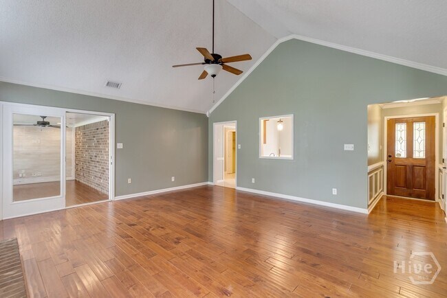 Photo - 397 Greenwich Dr