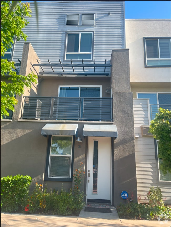 Building Photo - Just Reduced!! Charming 3 Bed/3 Ba Townhou... Rental