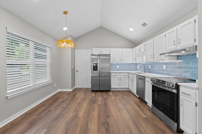 Kitchen - 1129 Landsdowne Dr