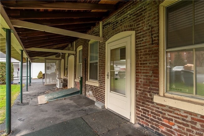 Photo - 25 College St