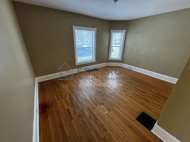 Photo - 1010 Helen St NE