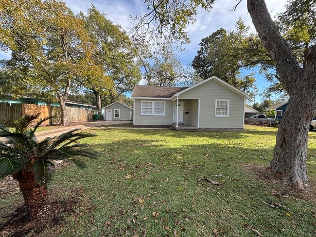 Building Photo - 3 Bedroom 2 Bath with Separate Mother in Law Suite