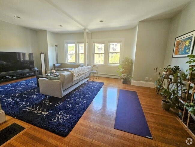 Building Photo - 686 Washington St Rental