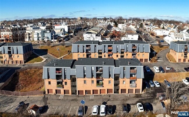 Building Photo - 700 Schuyler Ave Unit G34