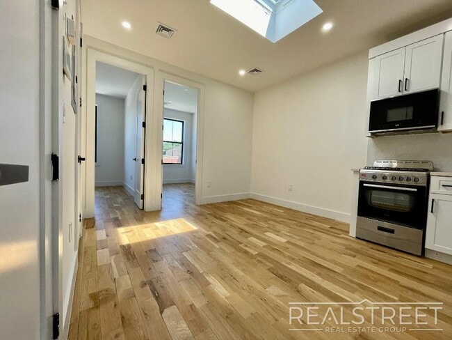 Photo - Stunnging NEW 4 Bed floor trhu in Bed Stuy/Ocean Hill with in unit W/D! Unidad 3