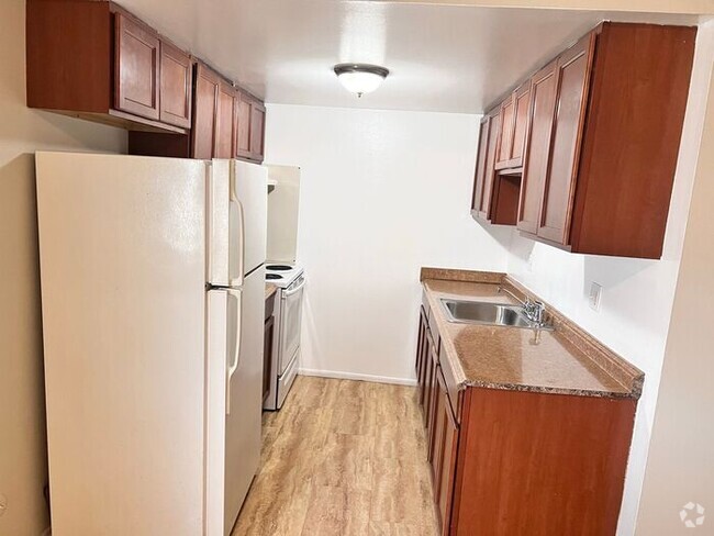 Building Photo - Beautifully Remodeled and Spacious - Heat ... Rental