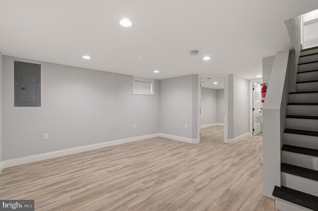 Photo - 1527 Morris Rd SE