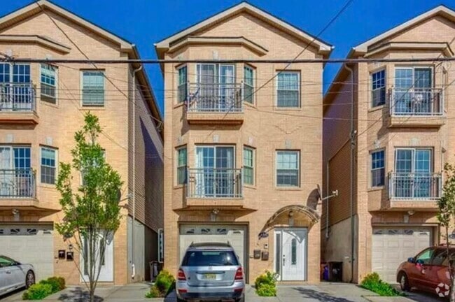 Building Photo - 498 Liberty Ave Unit 2 Rental