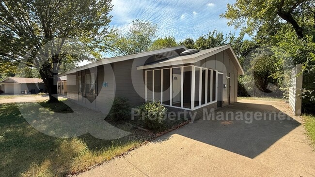 Photo - 910 S Mills Dr