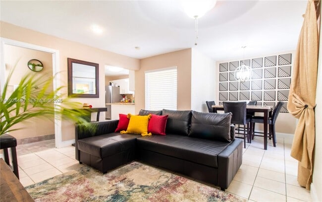 Building Photo - 985 SW 10th St Unit 3