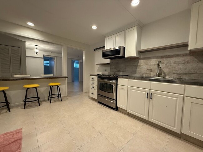Building Photo - 656 Manor Dr Rental