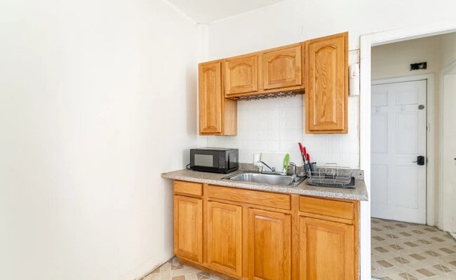 Building Photo - 20 Howell St Rental