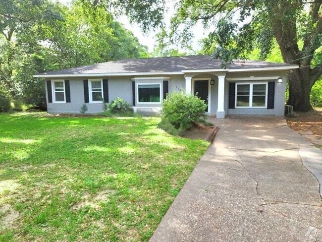 Building Photo - Stunning 4/2 Redecorated Home Close to I-110!
