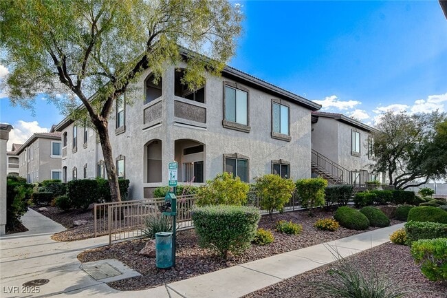 Building Photo - 2305 W Horizon Ridge Pkwy Unit 1914 Rental