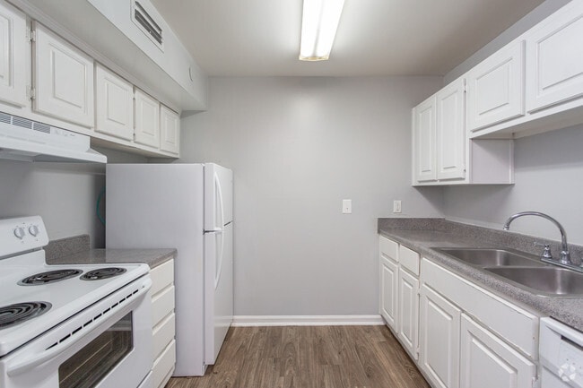 1BR, 1BA - 1,000 SF