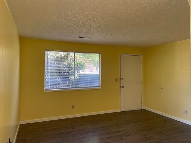 Photo - Great 1 bedroom, 1 bath cottage ~ nice quiet street