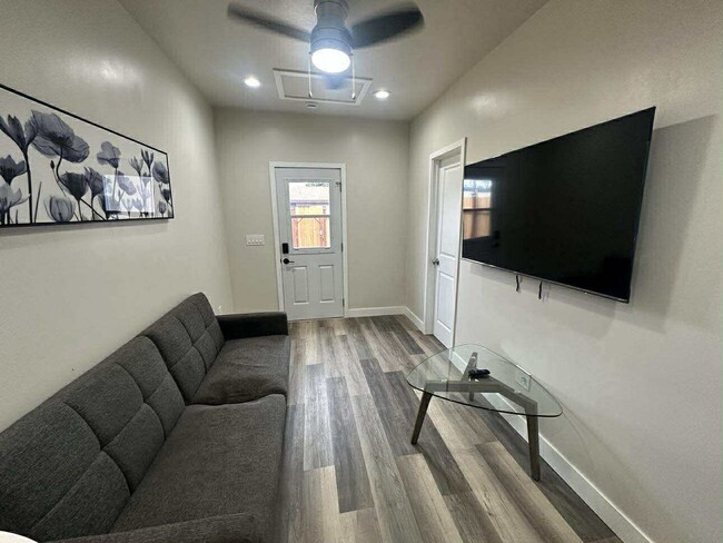 Building Photo - 4762 Voltaire St