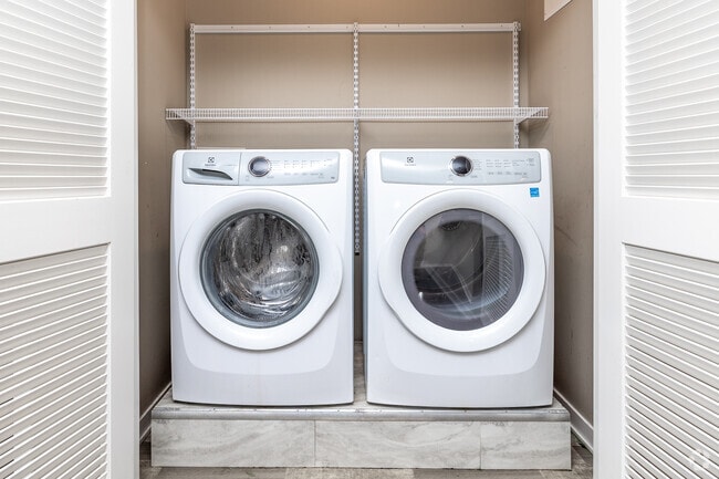 2BR, 1BA - 1,028 SF - The Benton - Washer & Dryer