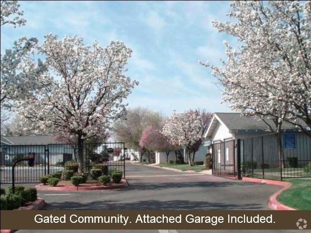 North of Shaw Ave. Free Garage - Gates Villas Rental