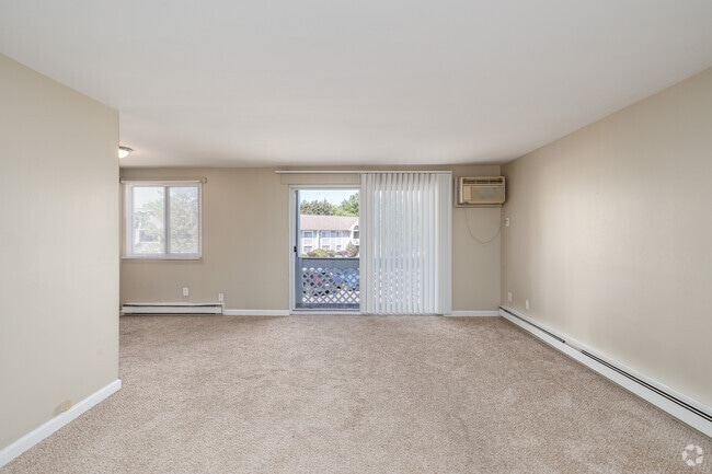 1BR, 1BA - 560SF - Living Room - Clarendon Heights