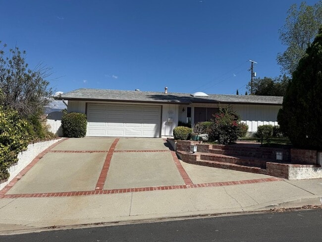 Building Photo - Gorgeous 3 Bedroom, 2 Bathroom, Granada Hi... Rental