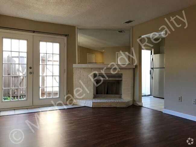 Building Photo - One Bedroom Condo!
