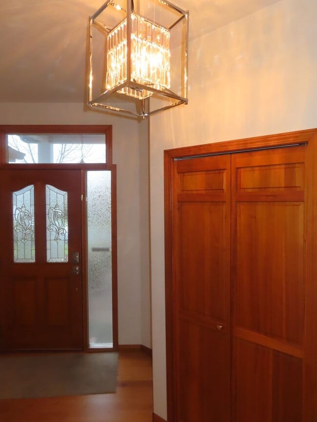 Photo - Beautiful home in Ferry St Bridge Area. 3 bedroom / 2 bath! Apply Now!