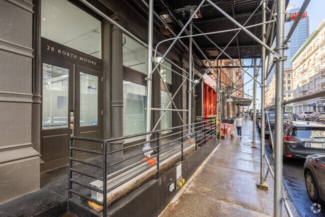 Entrada - 28 N Moore St