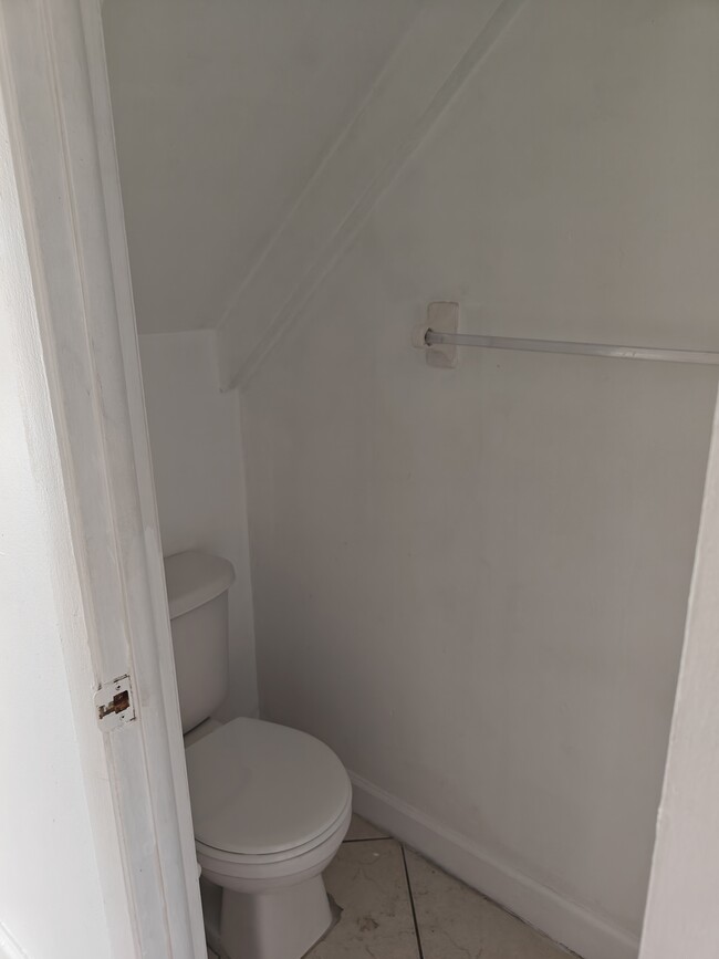 Medio baño - 4156 W 10th Ln