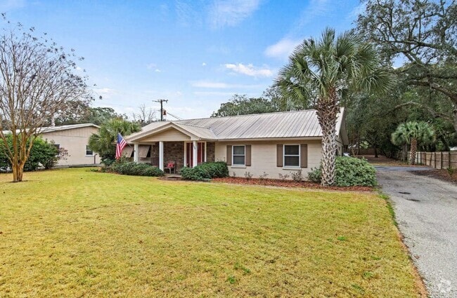 Building Photo - Beautifully Updated 3 Bedroom Ranch-Style ... Rental