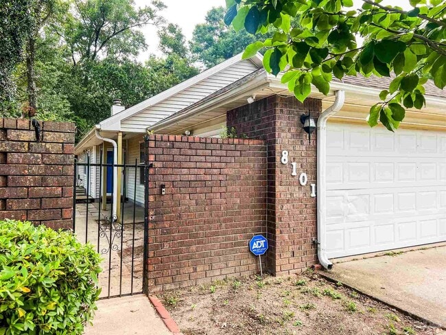 8101 Treetop Ln