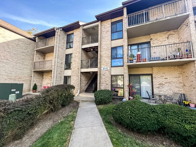 Building Photo - A Gorgeous 1 Bed 1 Bath Unit With Patio In...