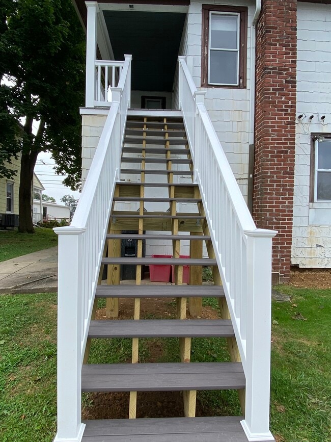 Building Photo - 637 Main St Unit Apt B