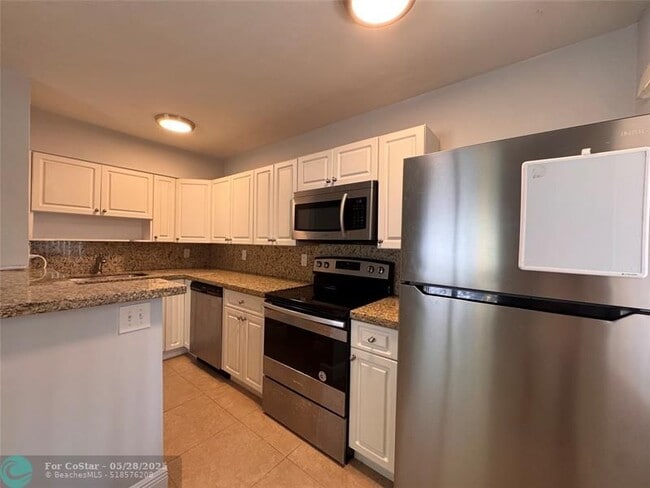 Photo - 925 NE 17th Ave Apartment Unit 5