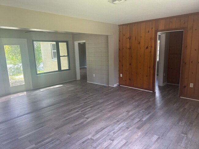 Photo - 404 Louis St