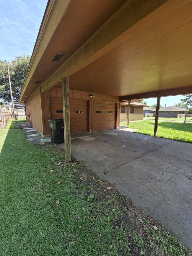 Photo - 1619 Ave G