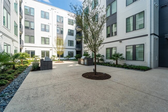 Building Photo - 1690 North Loop