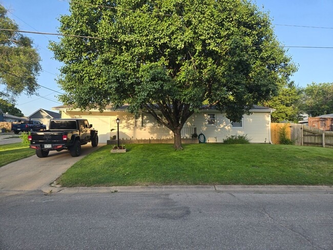 3-4 bedroom ranch with attached garage, fe... - 3-4 bedroom ranch with attached garage, fe...