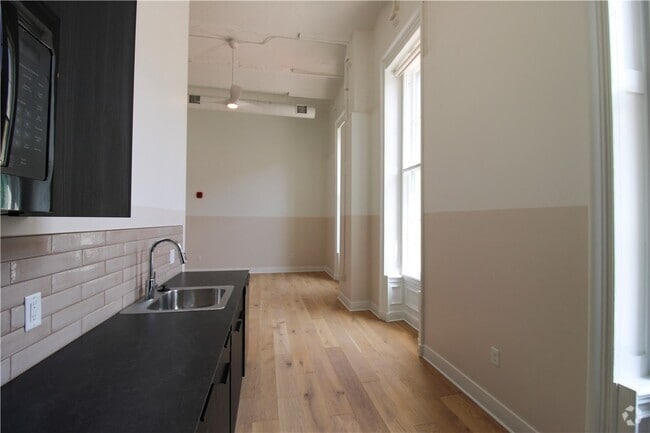 Building Photo - 30 W Broad St Rental