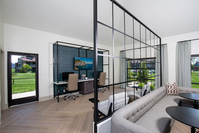 Centro de negocios y espacio de trabajo compartido - Willow Lake Apartments