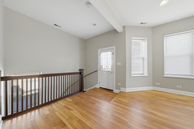 Photo - 4742 N Sawyer Ave Unidad 2