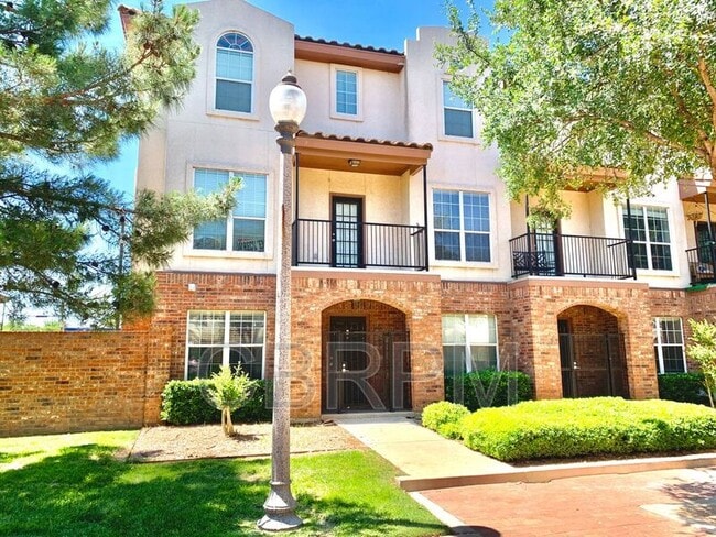 Building Photo - 2105 Main St